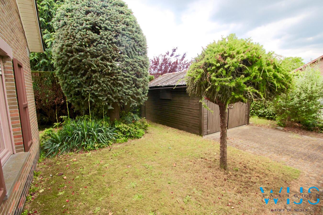 Op te frissen bungalow op een prachtig perceel van 960 vierkante meter te Oostakker ! 