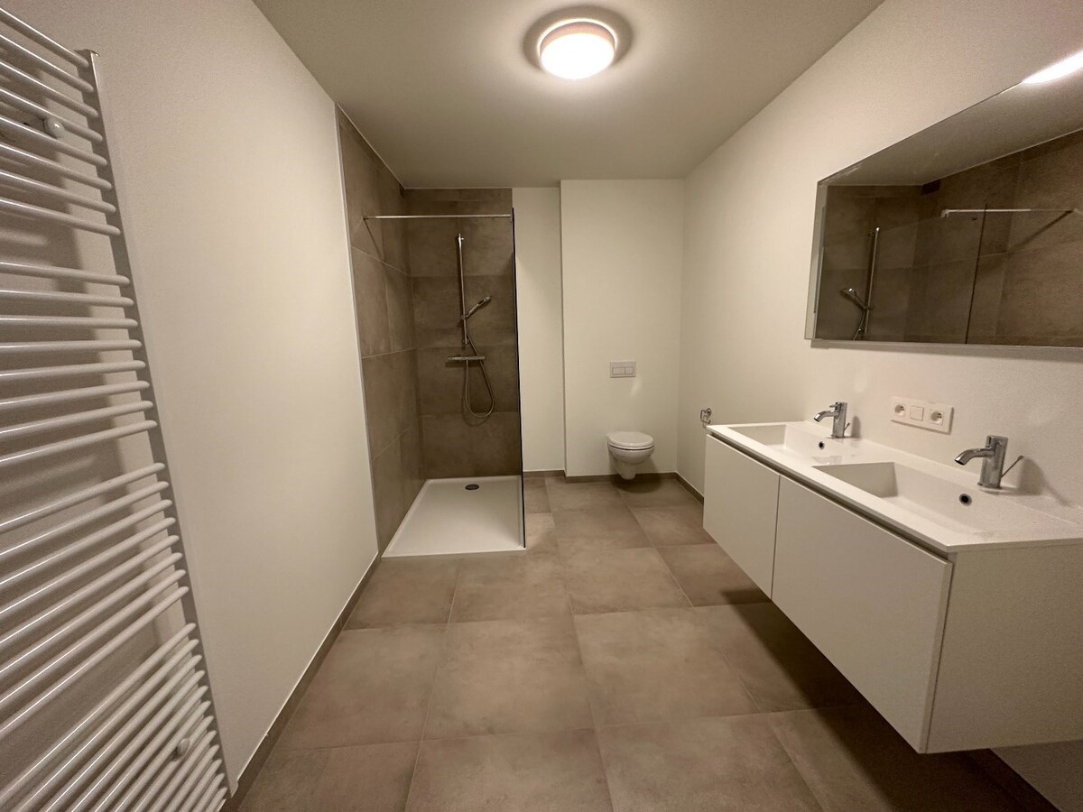 Ruim en energiezuinig 2-slaapkamerappartement met twee terrassen in centrum Ieper! 
