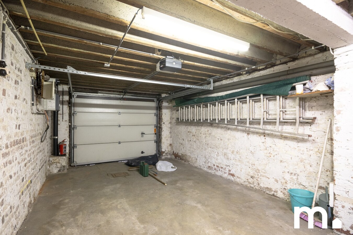 Te renoveren woning in Kortrijk met ruime zolder, zonnige tuin en dubbele garage ! 