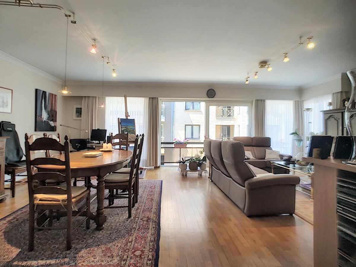 Uitzonderlijk ruim hoekappartement met drie slaapkamers en enorm zonneterras - Heist 