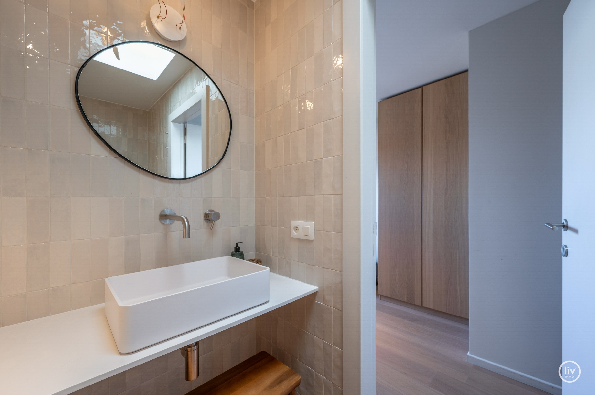 Stijlvol appartement met 2 zonnige terrassen op een toplocatie in Knokke Centraal gelegen tussen zeedijk en Lippenslaan. 