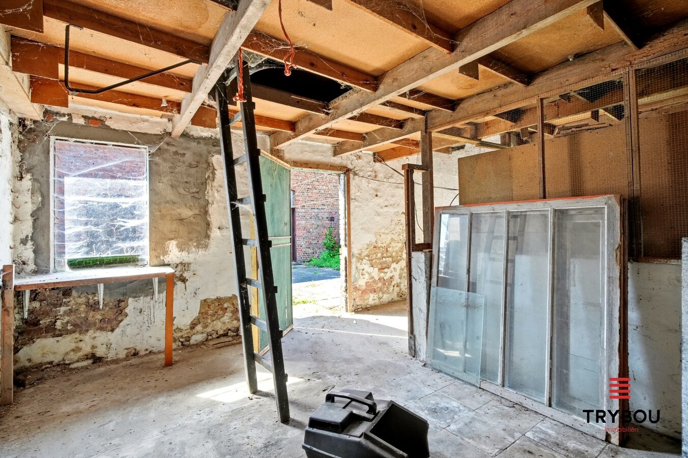 Te renoveren ruime halfopen bebouwing op een perceel van 1491m² met 7 slaapkamers! 