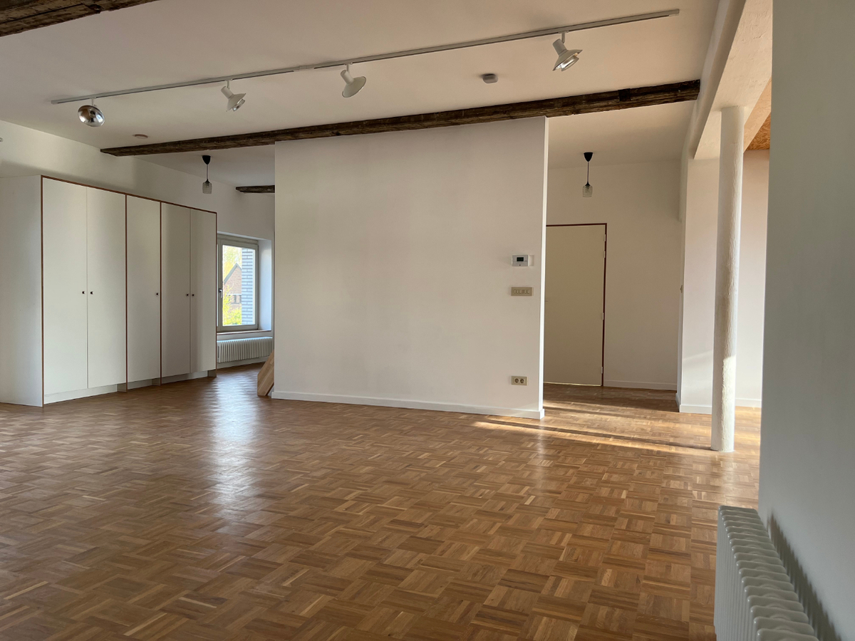 Design duplex appartement te centrum Dikkelvenne. 