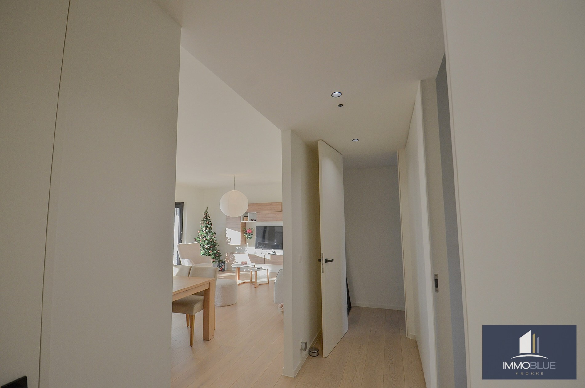 Appartement avec une façade d’environ 5,2 mètres et une grande terrasse ensoleillée. 