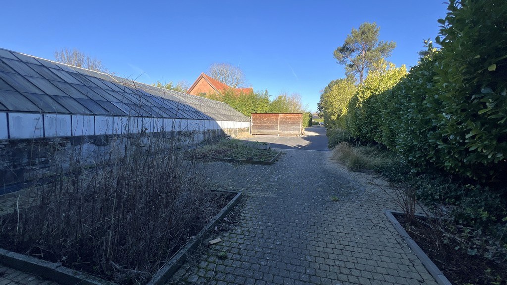 Magazijn met laadkades en kantoor te huur nabij R4 in Melle