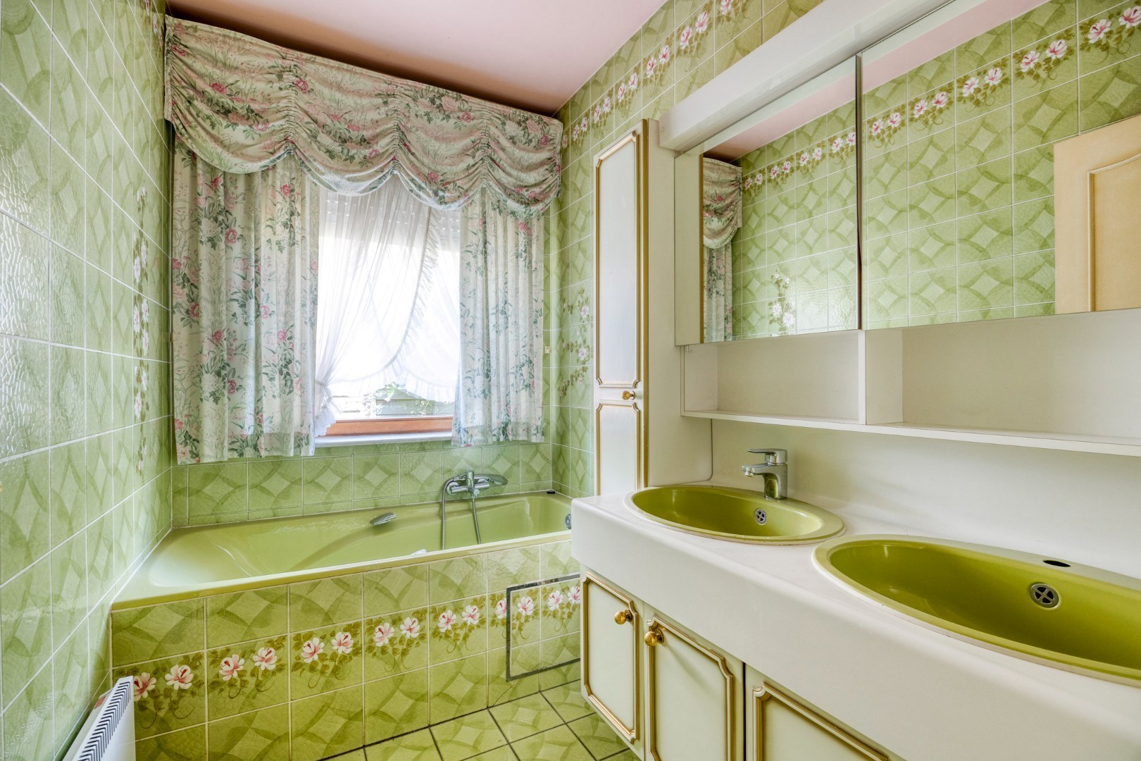 BUNGALOW – 2/4 kamers, dubbele garage &amp; kelders – 1650 BEERSEL 