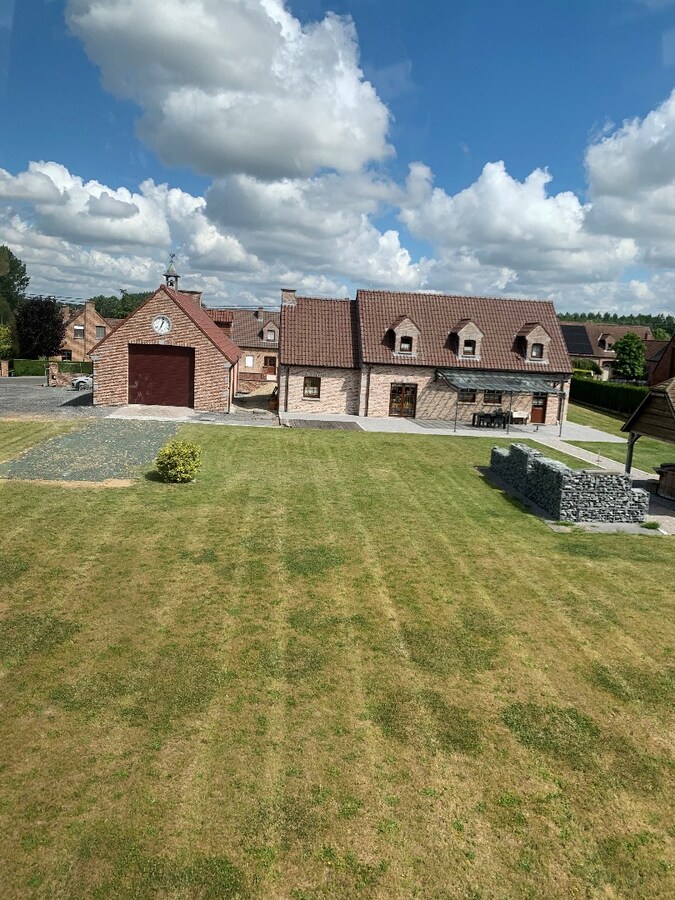 Vaste propriété sur 52 ares comprenant une habitation de 300 m² et un espace pro ou détente de 150m². 