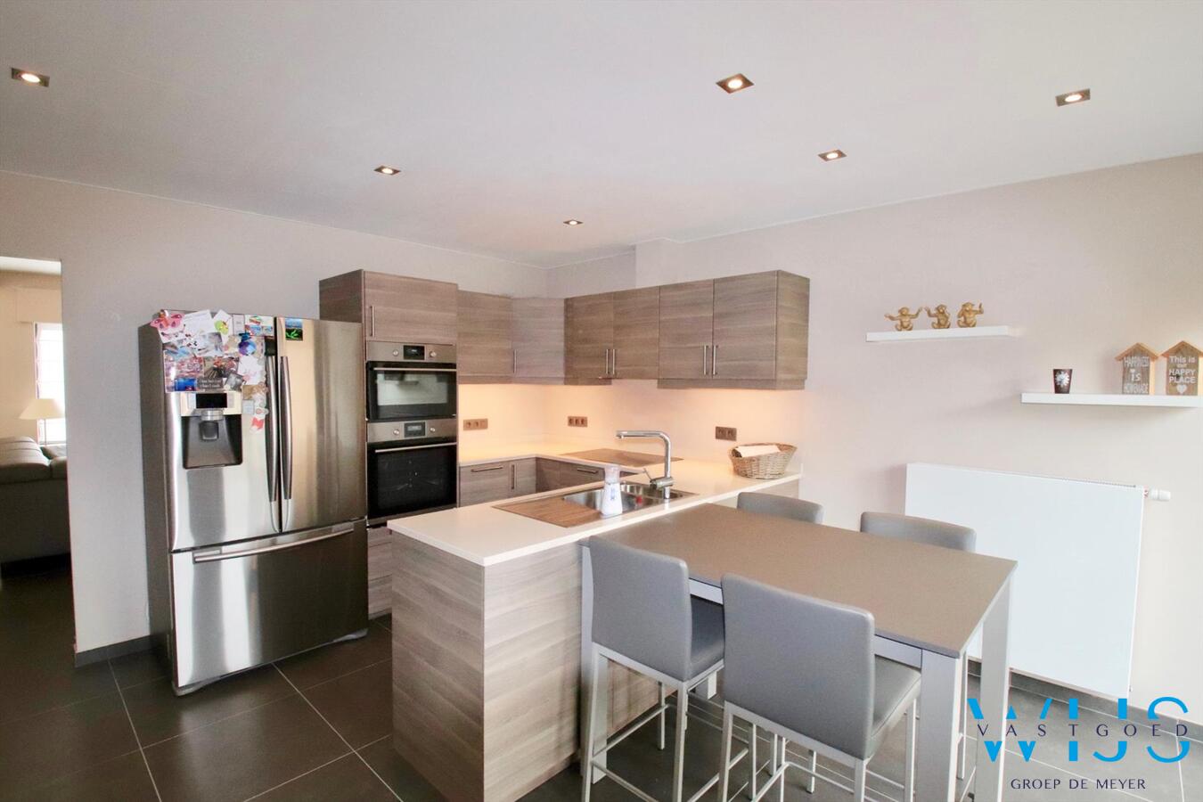 Tot in de puntjes gerenoveerde halfopen bebouwing met lounge gedeelte! 