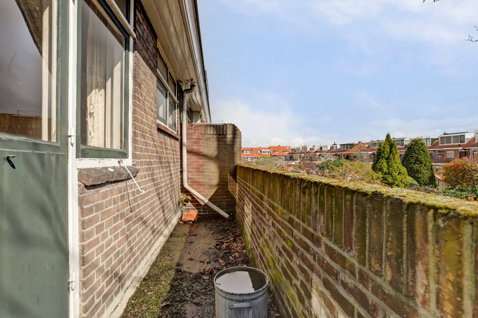 Unieke kans?! Zelf transformeren vanuit de vorige eeuw naar uw eigen hedendaagse smaak, dat kan met deze 5-kamer tussenwoning met 20m diepe tuin! 