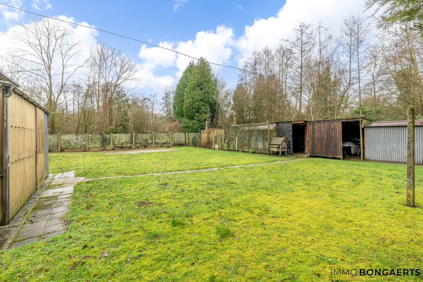 Ruime, te renoveren woning met drie slaapkamers in Zonhoven 