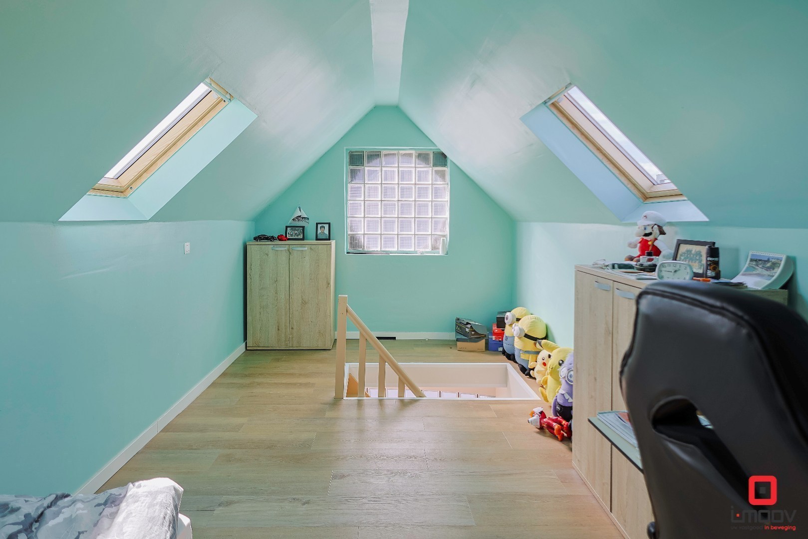 Lichtrijk en huiselijk triplexappartement met 4 slaapkamers en 2 garages te Gent 