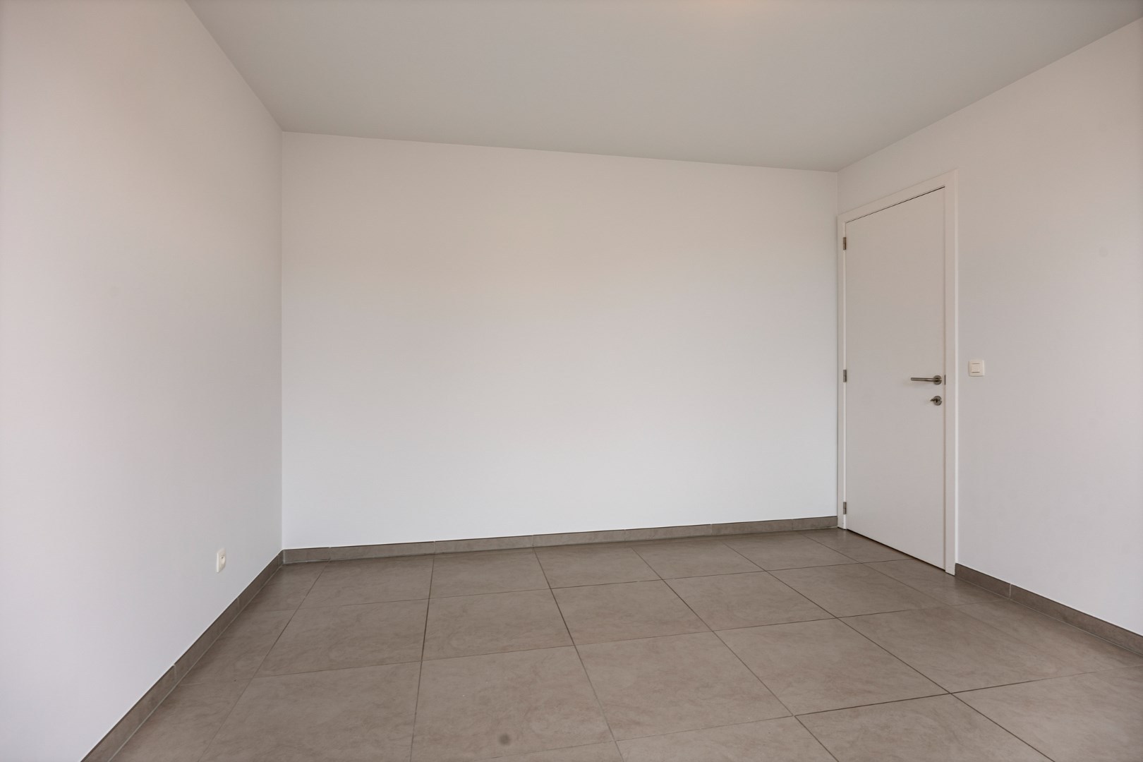 Ruim en lichtrijk appartement met 2 slaapkamers, terras en autostaanplaats vlakbij autostrade - EPC 108 kWh/m² 