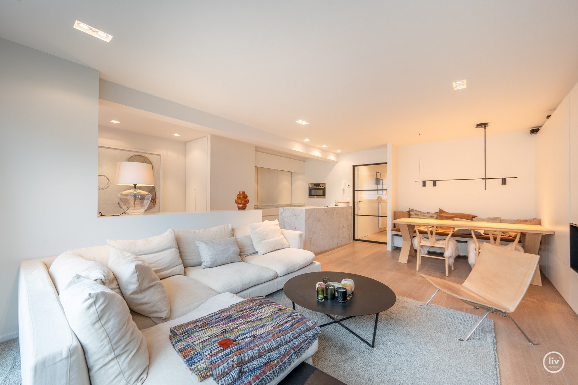 Bel appartement rénové, spacieux avec 2 chambres et une belle largeur de façade, situé au centre de l'avenue Lippens à Knokke. 