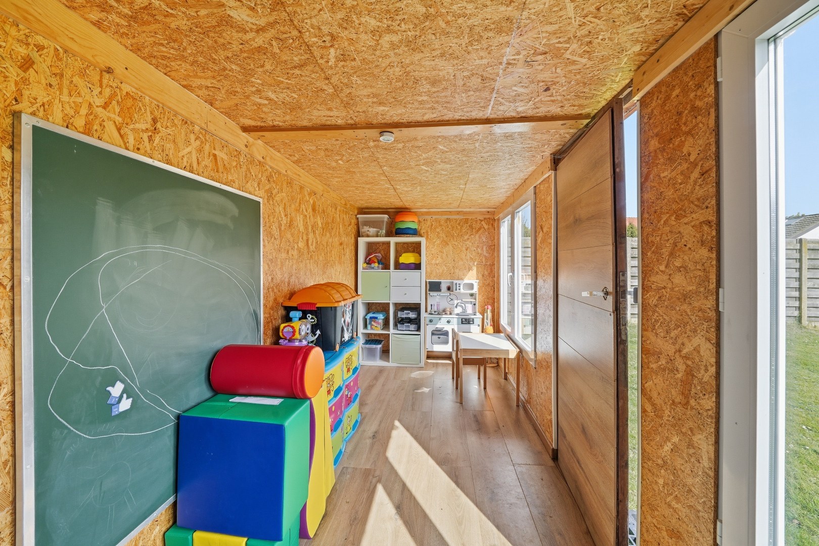 Instapklare ruime bungalow met zongerichte tuin in hartje Oudenburg! 