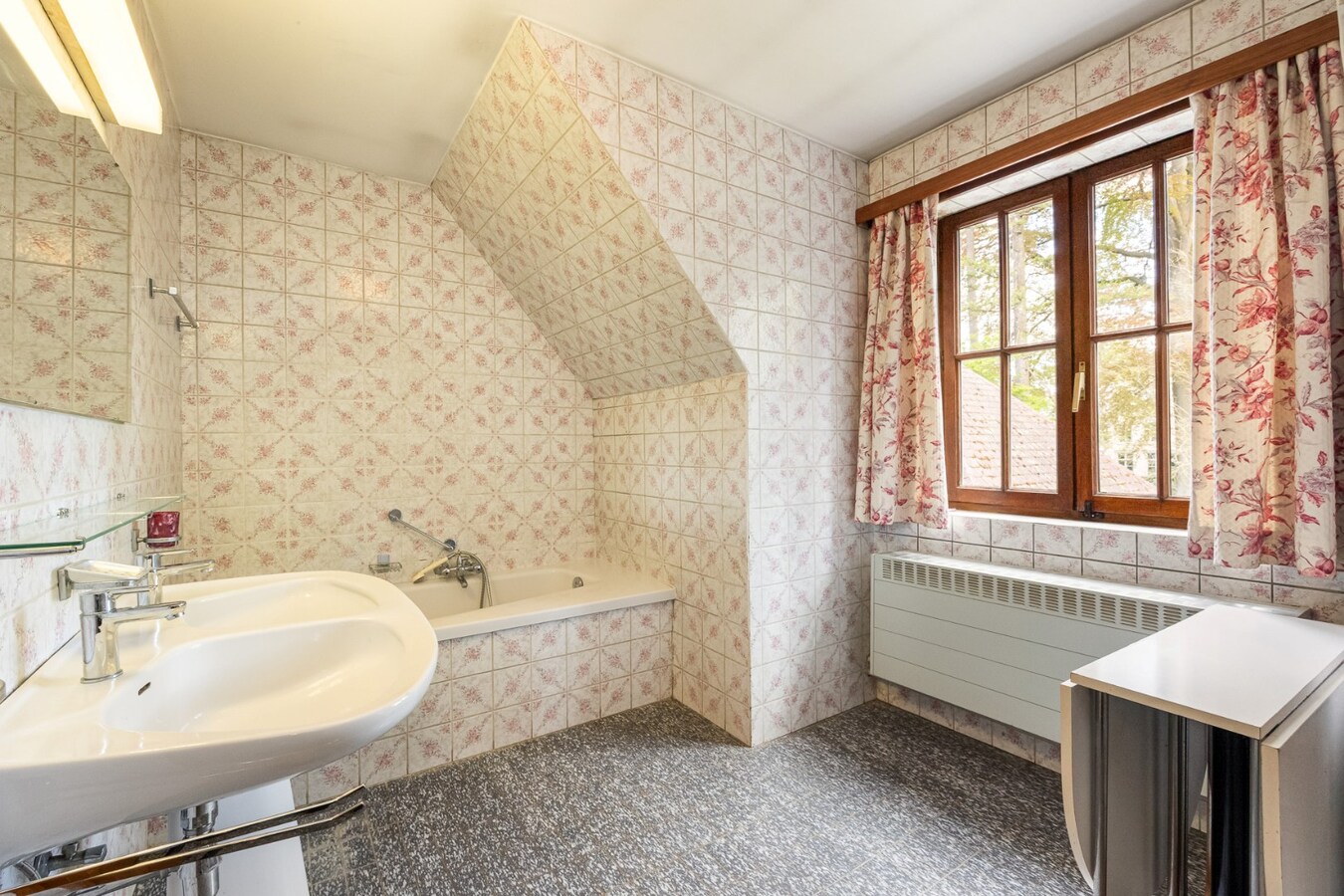 Villa met praktijkruimte en dubbele garage op riant perceel van 2.010 m² te Schoten 