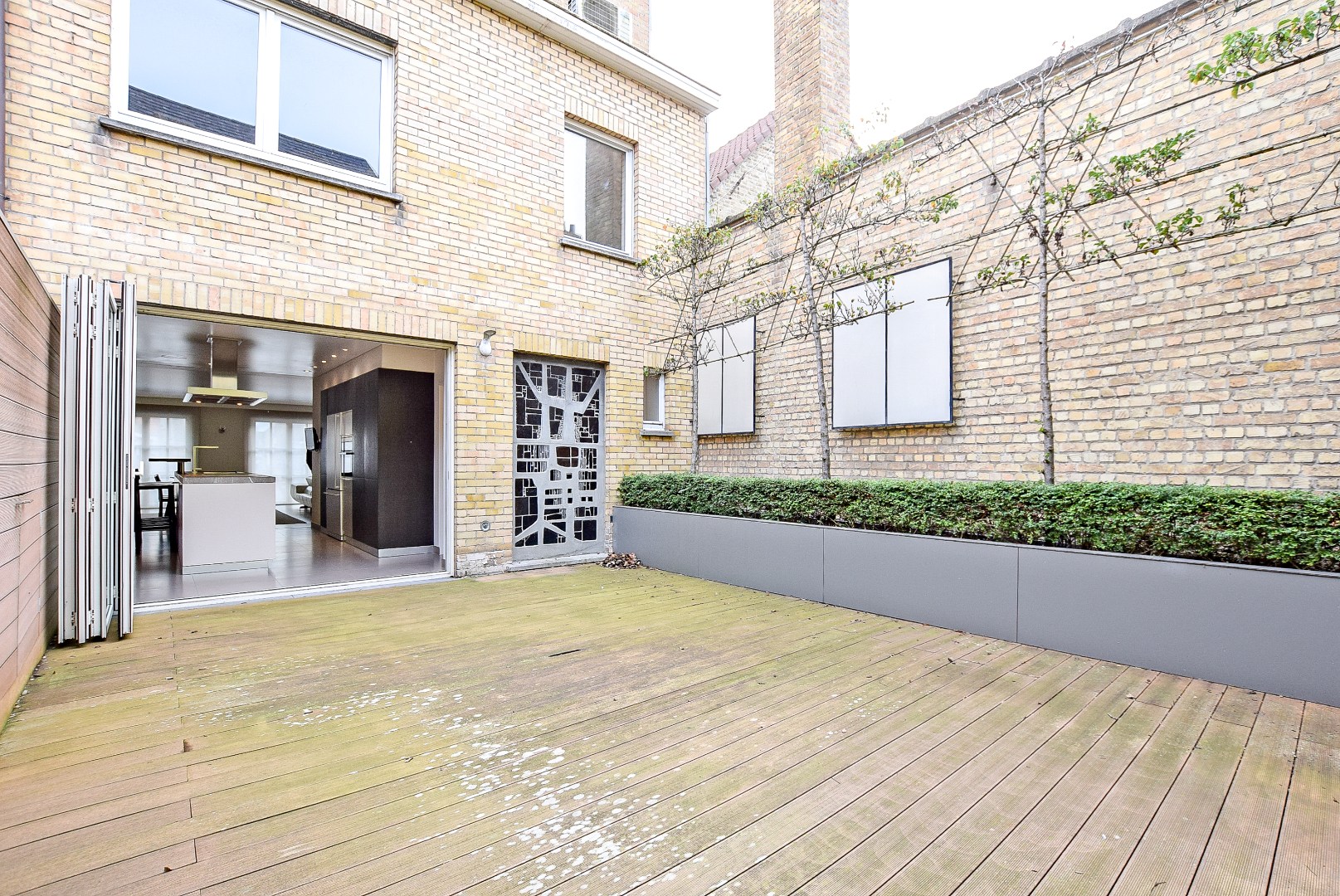 Kwalitatief afgewerkte woning met handelsruimte (536m² bewoonbaar) op een toplocatie. 