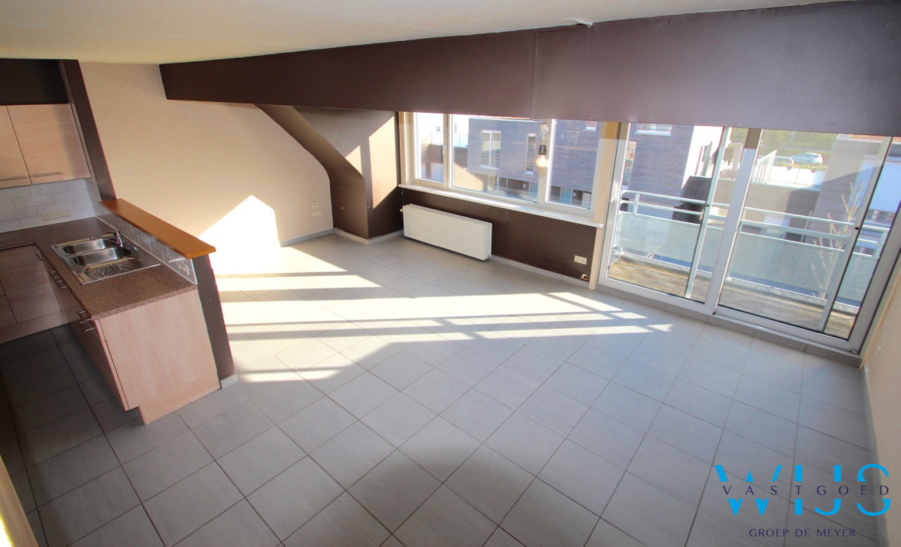 Zeer ruim lichtrijk appartement met 4 slaapkamers ! 