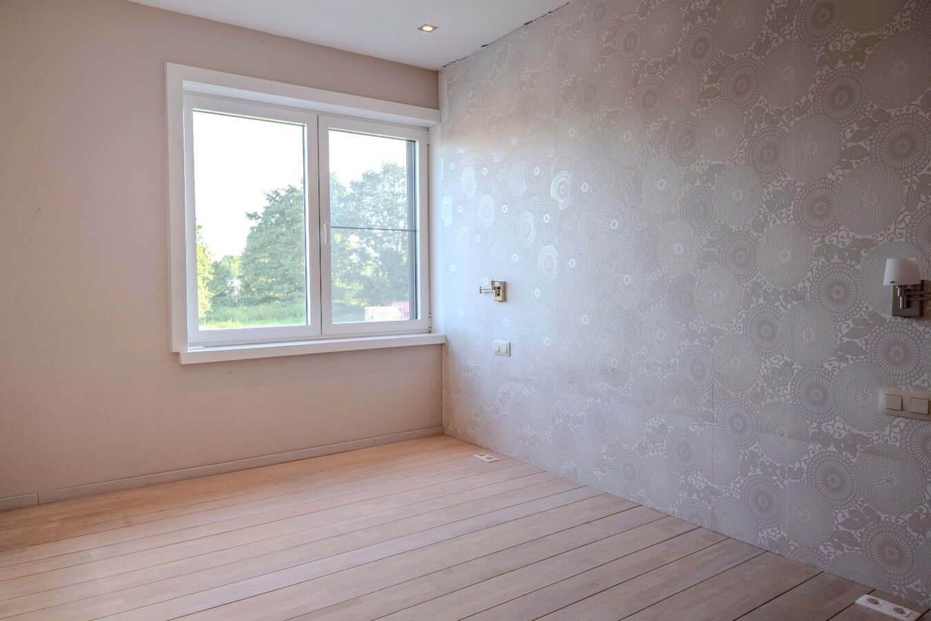 Ruim huis met vergunde stal 