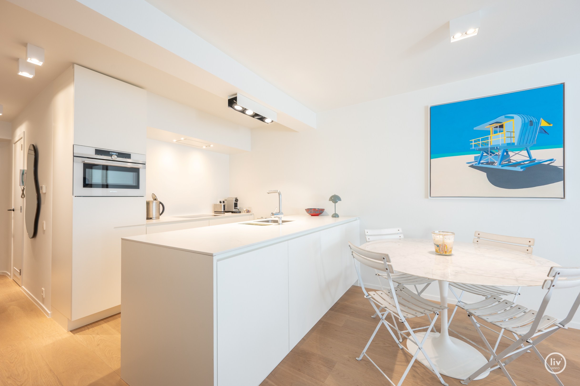 Appartement de 2 chambres entièrement rénové et élégant avec une grande TERRASSE situé à proximité de l'avenue Dumortier. 