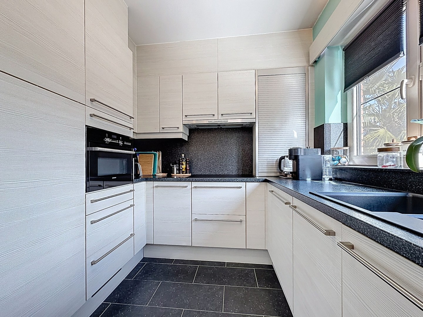 Instapklare bel-etage woning met mooi aangelegde tuin in Merksem 