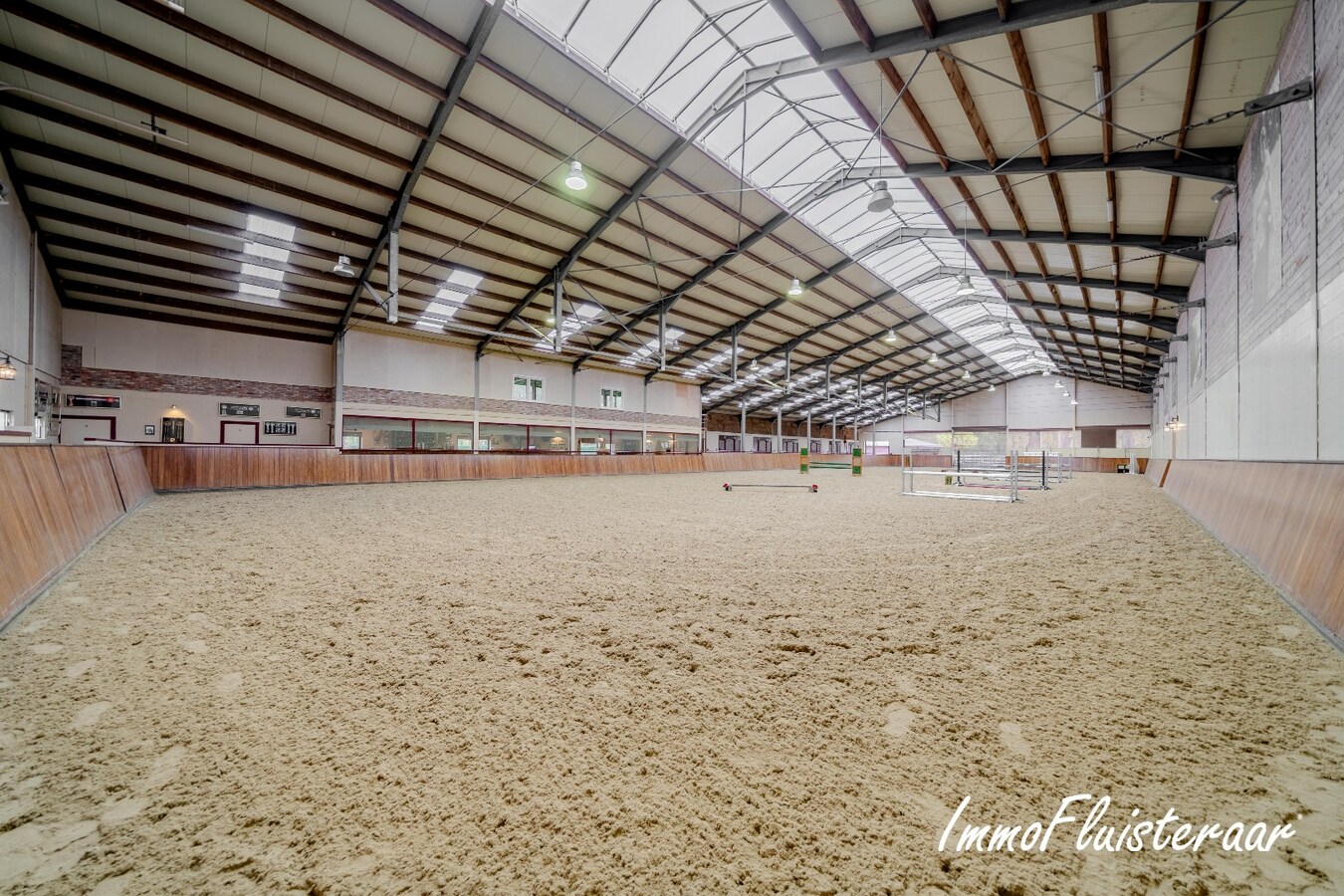 Exclusief Hippisch Complex met Uitstekende Trainingsmogelijkheden op ca 8,6 ha in Wuustwezel 
