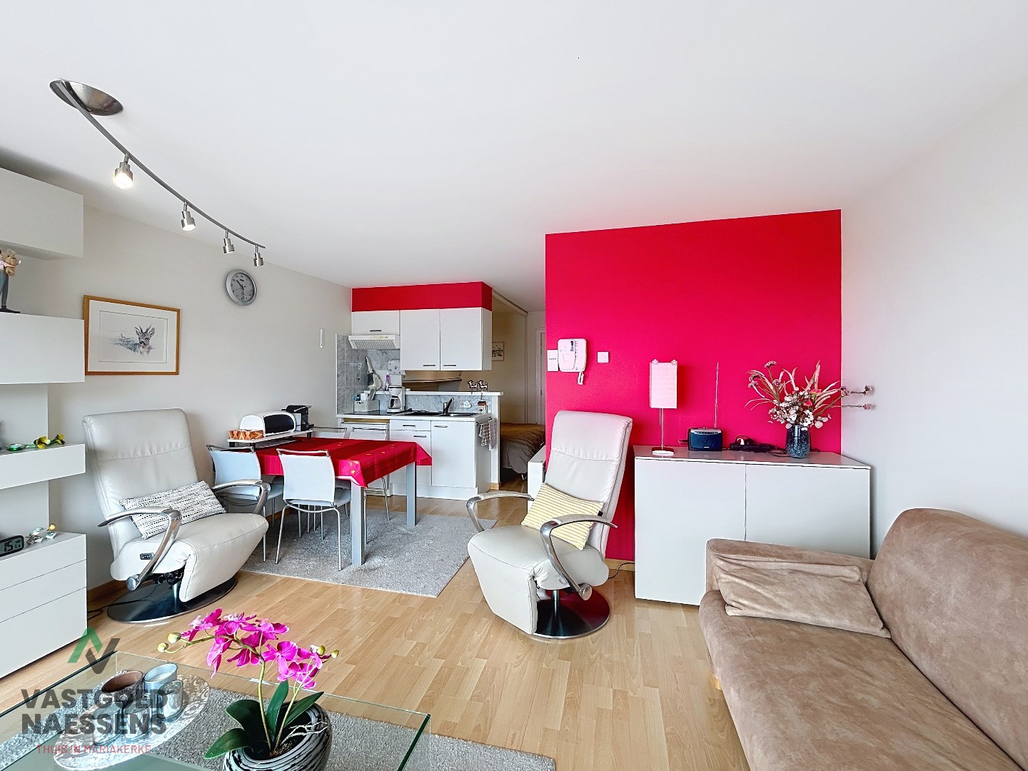 Studio prêt à emménager avec beaucoup de lumière naturelle et vue sur la mer. 