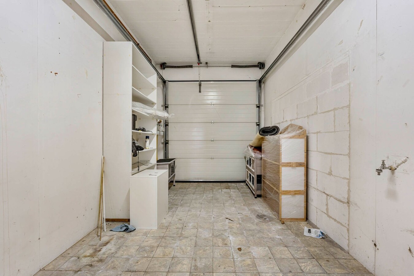Comfortabel, zeer ruim appartement met 4 slaapkamers, terras en garage in het centrum van Neeroeteren! 