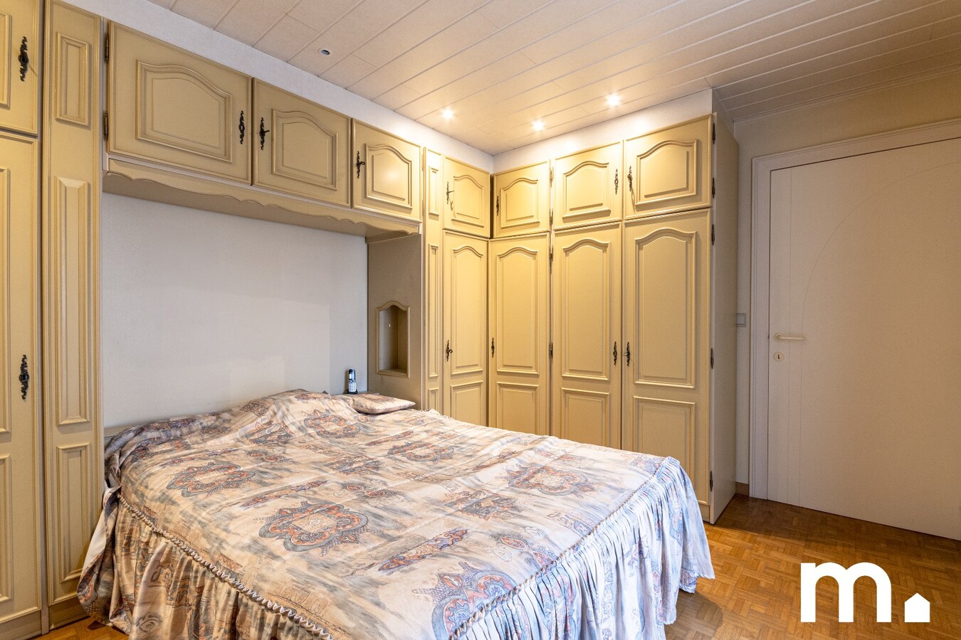Woning met 5 slaapkamers, garage en tuin te Izegem! 