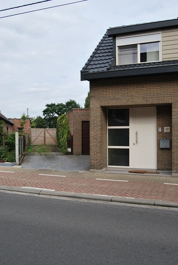 Instapklare woning met 2 stallen op ca.4000m² te Lebbeke 