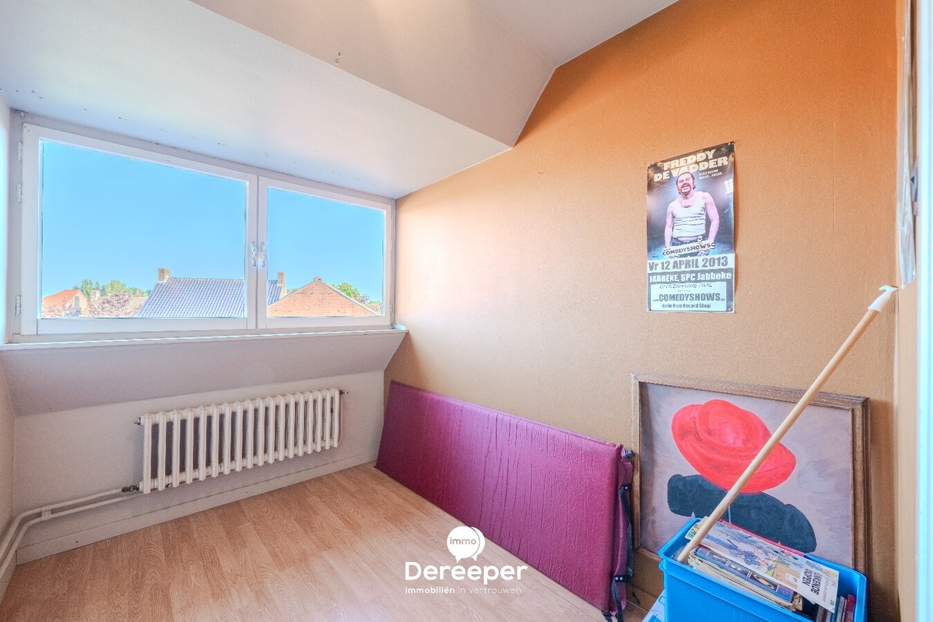 Op te frissen halfopen bel-etagewoning met tuin, garage en 4 slaapkamers 