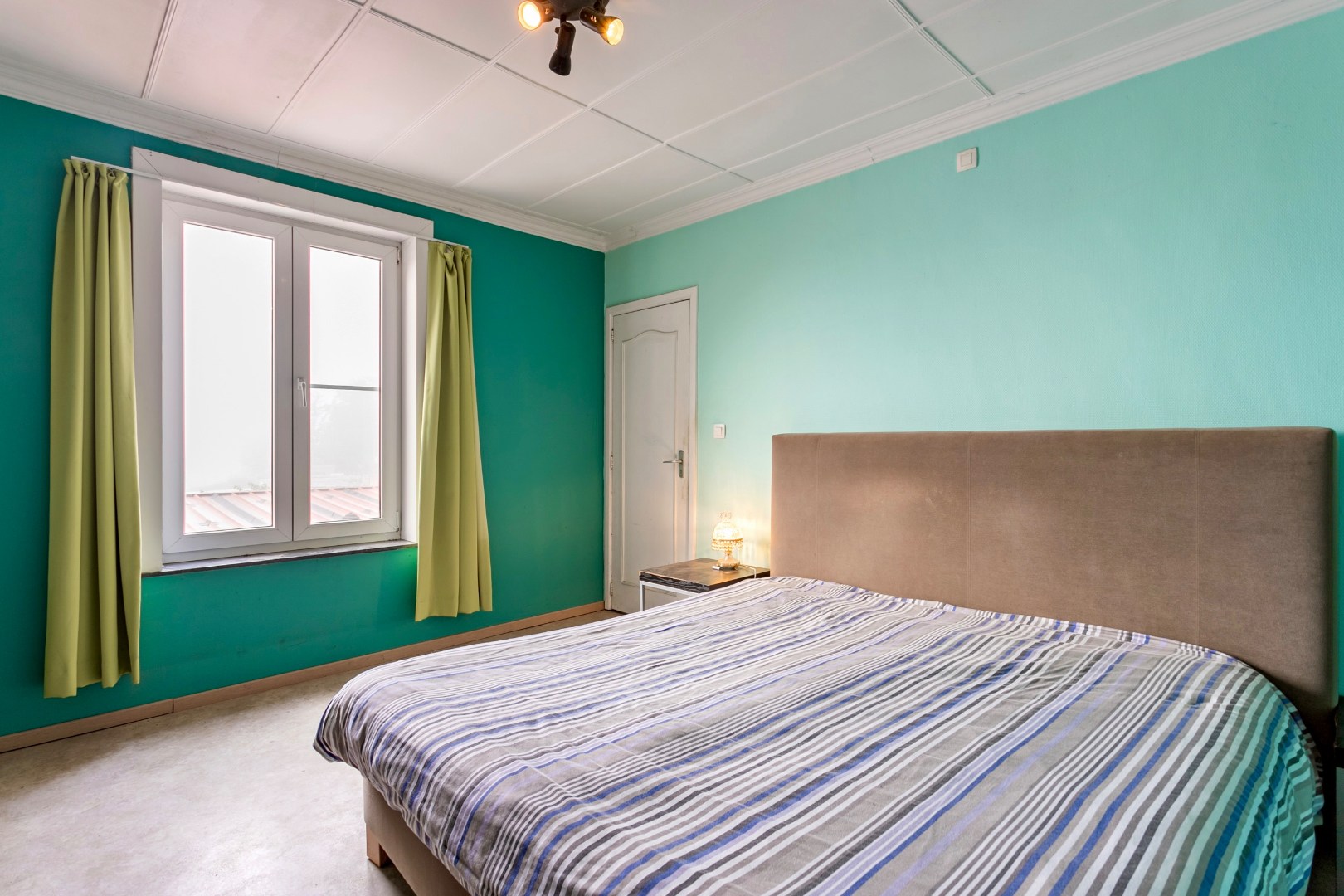 Ruime, te renoveren woning met 3 slpk en garage 