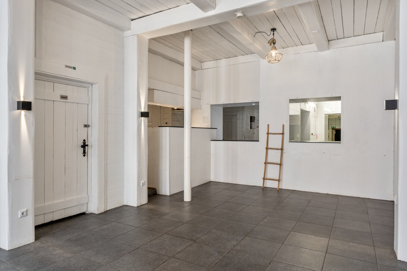 Polyvalent handelspand (restaurant, afhaalrestaurant, wijnbar,  kantoor, winkel...) gelegen op 100 meter van de historische markt van Maaseik! 