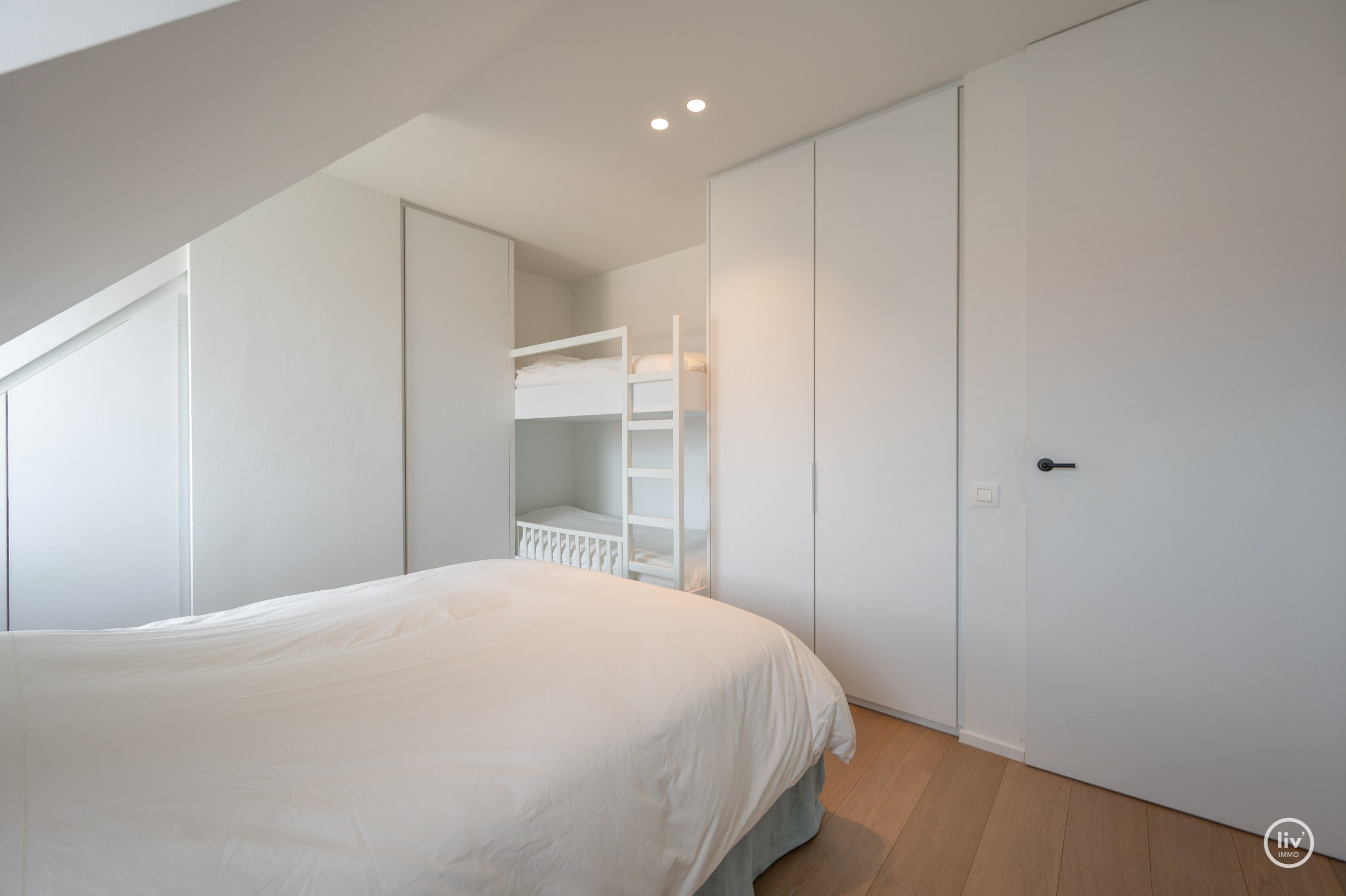 Appartement duplex unique avec 4 chambres dans une résidence récente au centre de Knokke. 