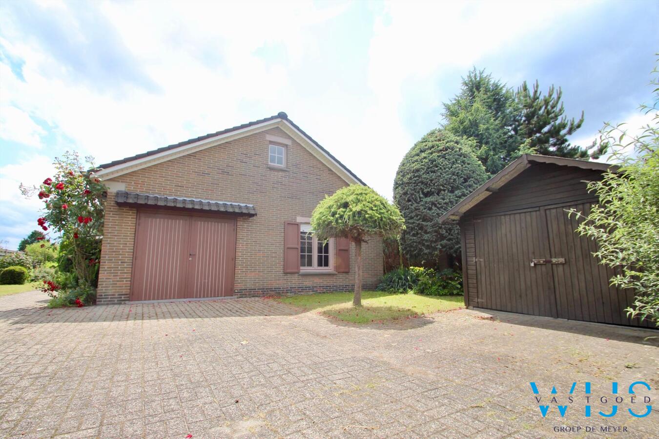 Op te frissen bungalow op een prachtig perceel van 960 vierkante meter te Oostakker ! 