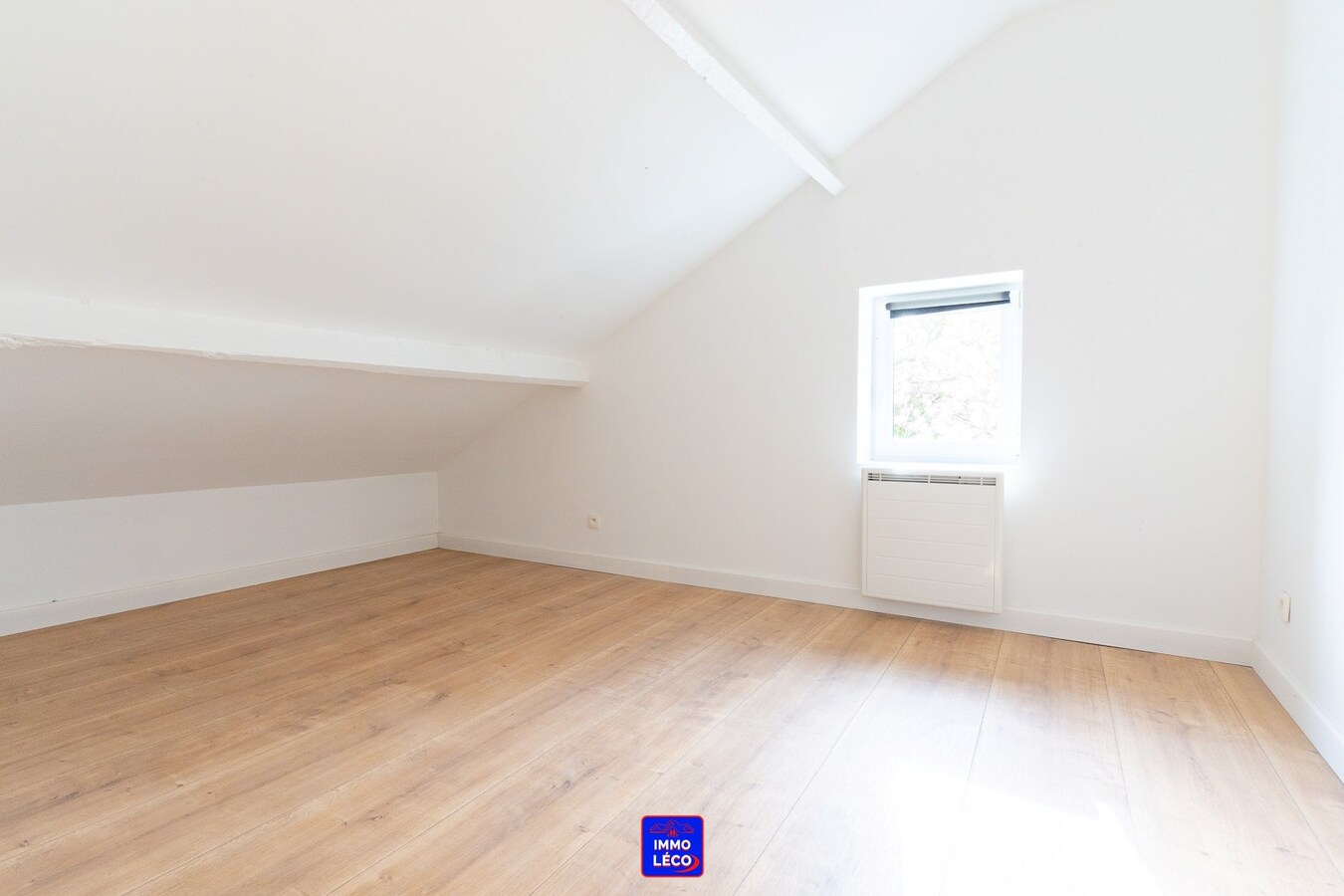 Villa "Semi Plain-Pied" érigée sur 1600m², grand parking, garage, jardin, COUP DE COEUR ! 