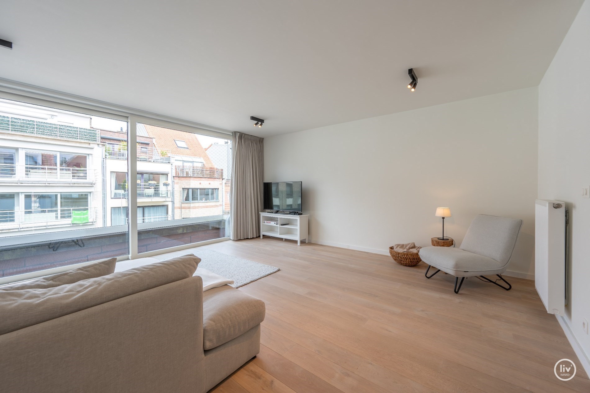 Magnifique triplex spacieux (199 m2) dans une rue adjacente à l'avenue Lippens, à proximité de la digue à Knokke. 