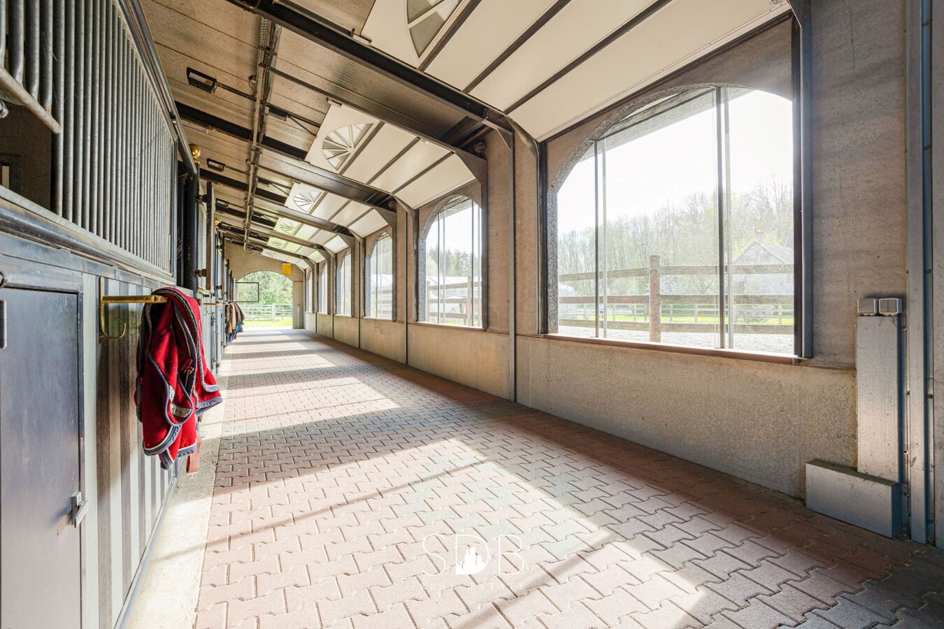 Hippische Complex met woonhuis en appartement op circa 31 Hectare 