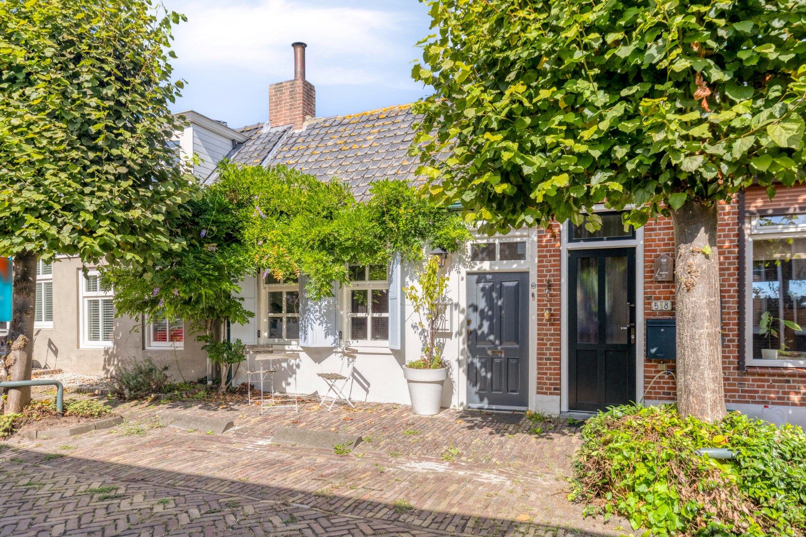 Sfeervol gerenoveerde dijkwoning met riante schuur. 