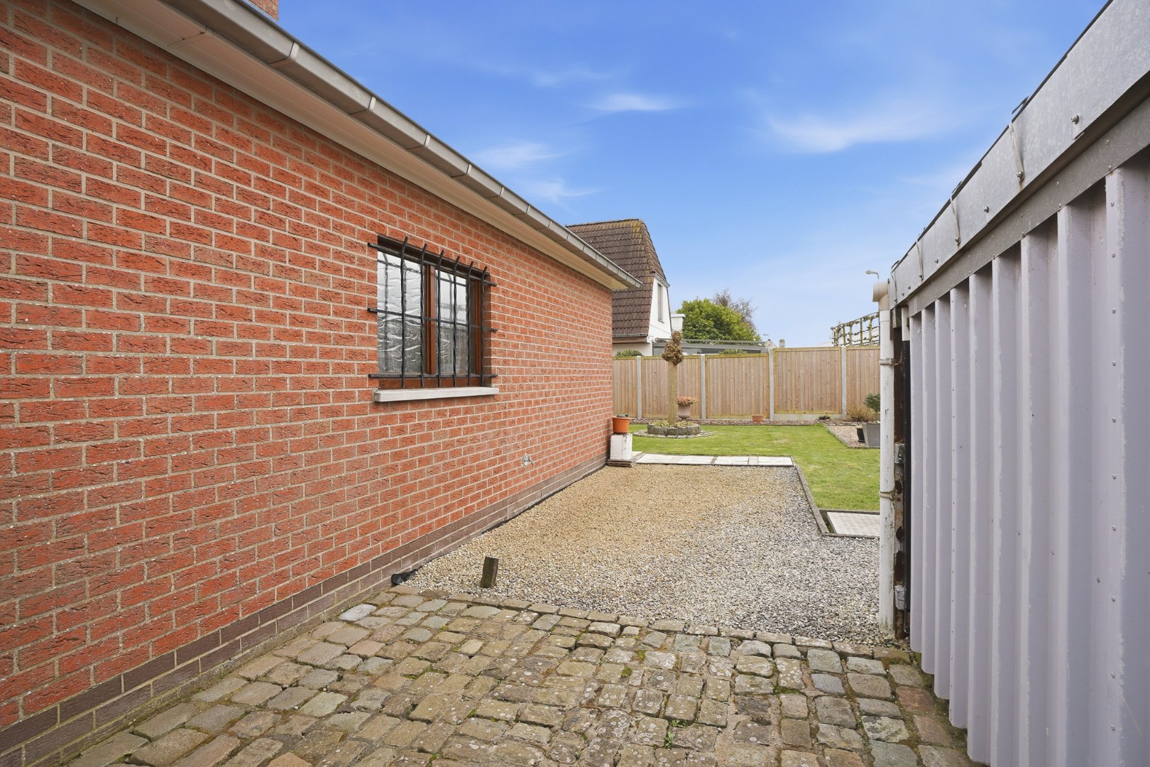 Alleenstaande bungalow met garage en tuin  op 684 m² 