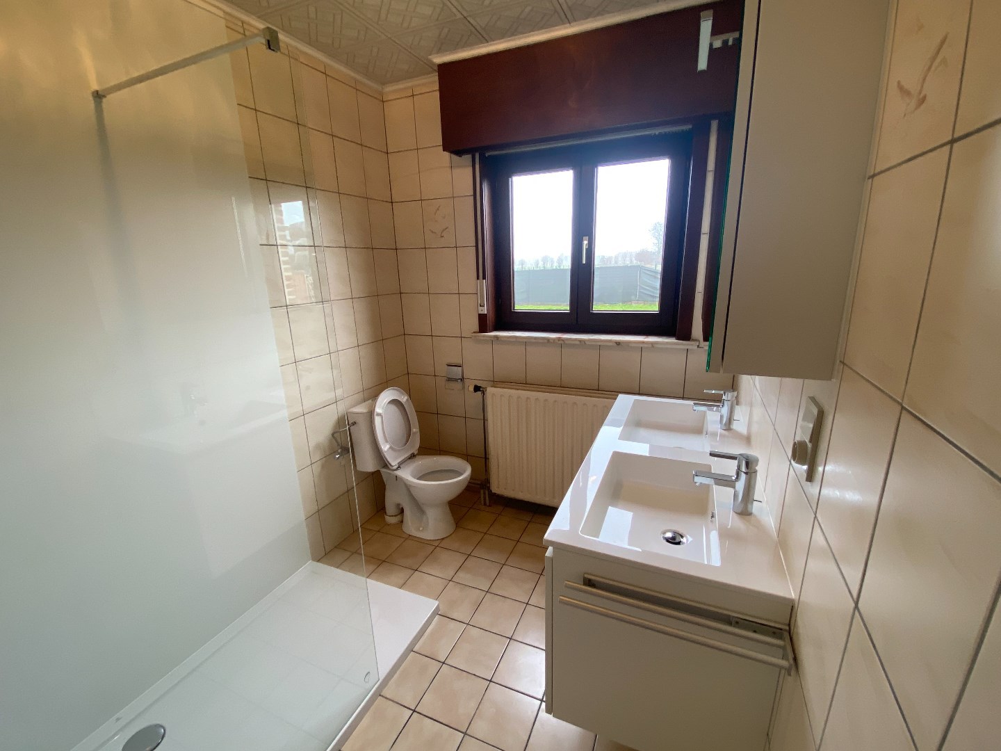 Ruime woning met drie slaapkamers en tuin. 