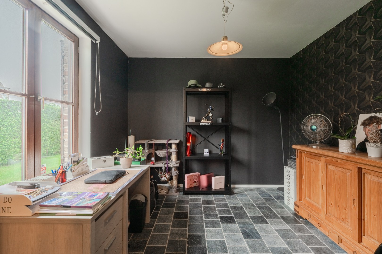 Verzorgde gezinswoning met 4 slaapkamers, dubbele garage en zonnige tuin te Oostende 