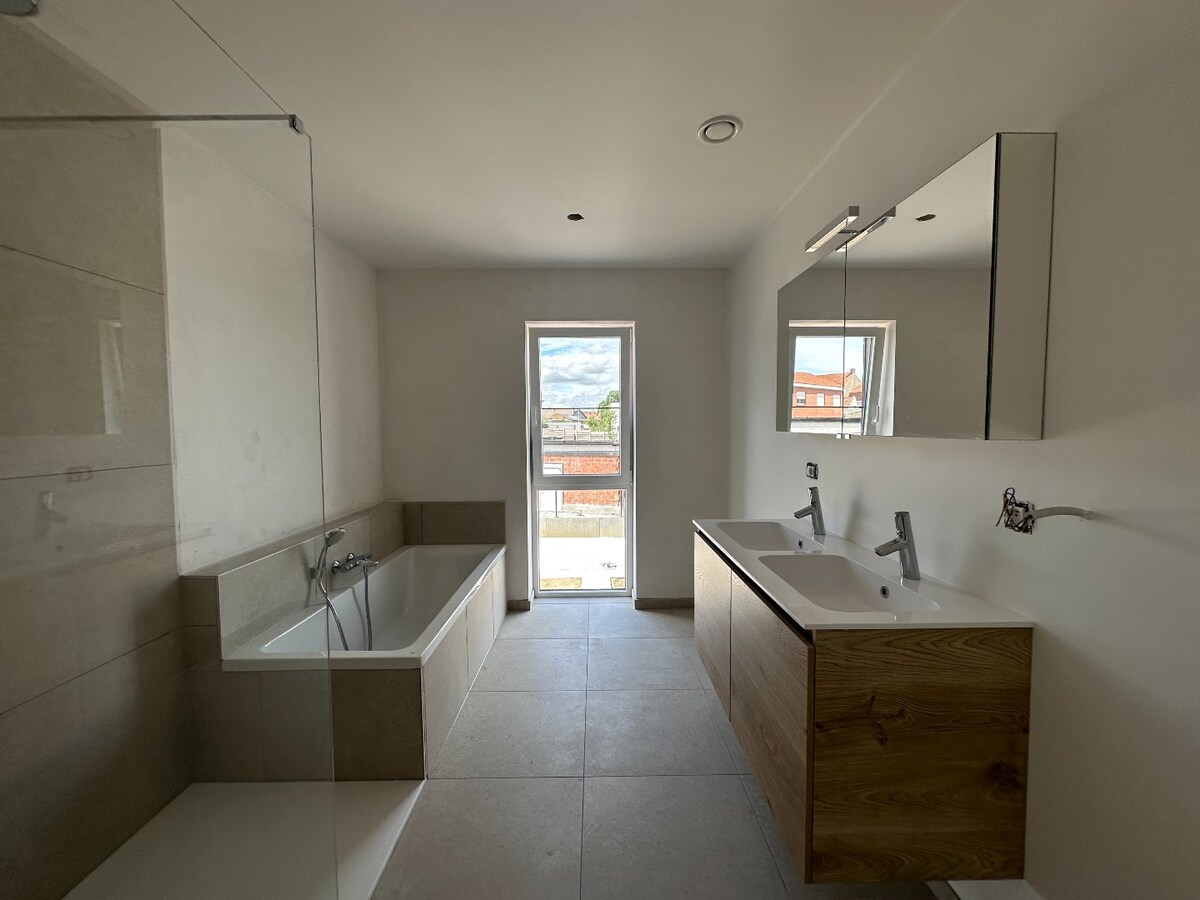 Ruime, halfopen nieuwbouwwoning met 4 slaapkamers 