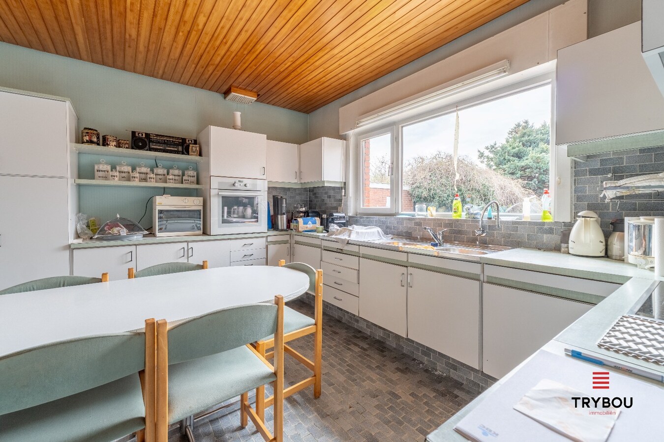 Ruime woning met winkelruimte, loods (optioneel) en garage 