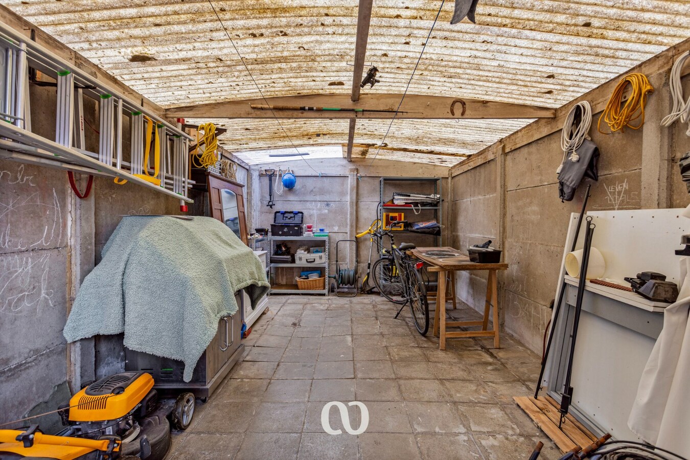 Op te knappen woning met 3 slaapkamer, oprit en garage op toplocatie 