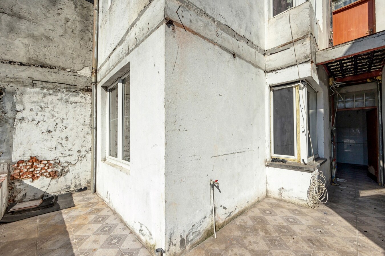 Te renoveren opbrengsteigendom met garage te Antwerpen! 