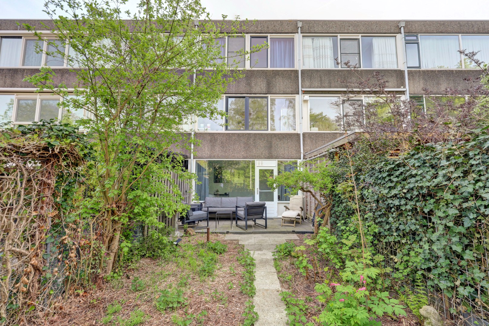 Woon-aanbieding 2 voor de prijs van één! Verrassend ruime 5-kamer woning, zonnige achtertuin, 2 keukens, 2 badkamers, parkeergelegenheid voor de deur.. 