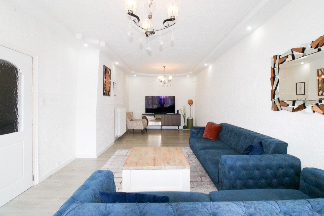 Verrassend ruime gezinswoning met energielabel B, vier slaapkamers en een uitgestrekte diepe tuin te koop in Sint-Niklaas! 