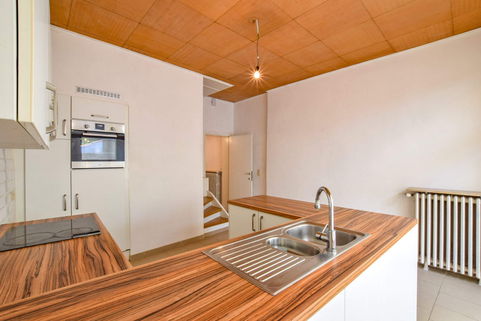 Instapklare rijwoning op 302m² te Roesbrugge. 