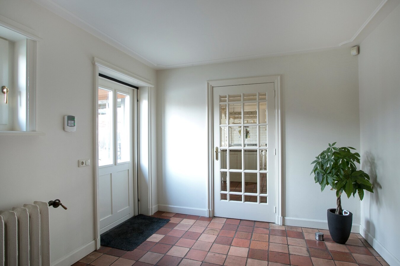 Riante vrijstaande villa met rieten dak gelegen op een perceel van 1.240 m2. 