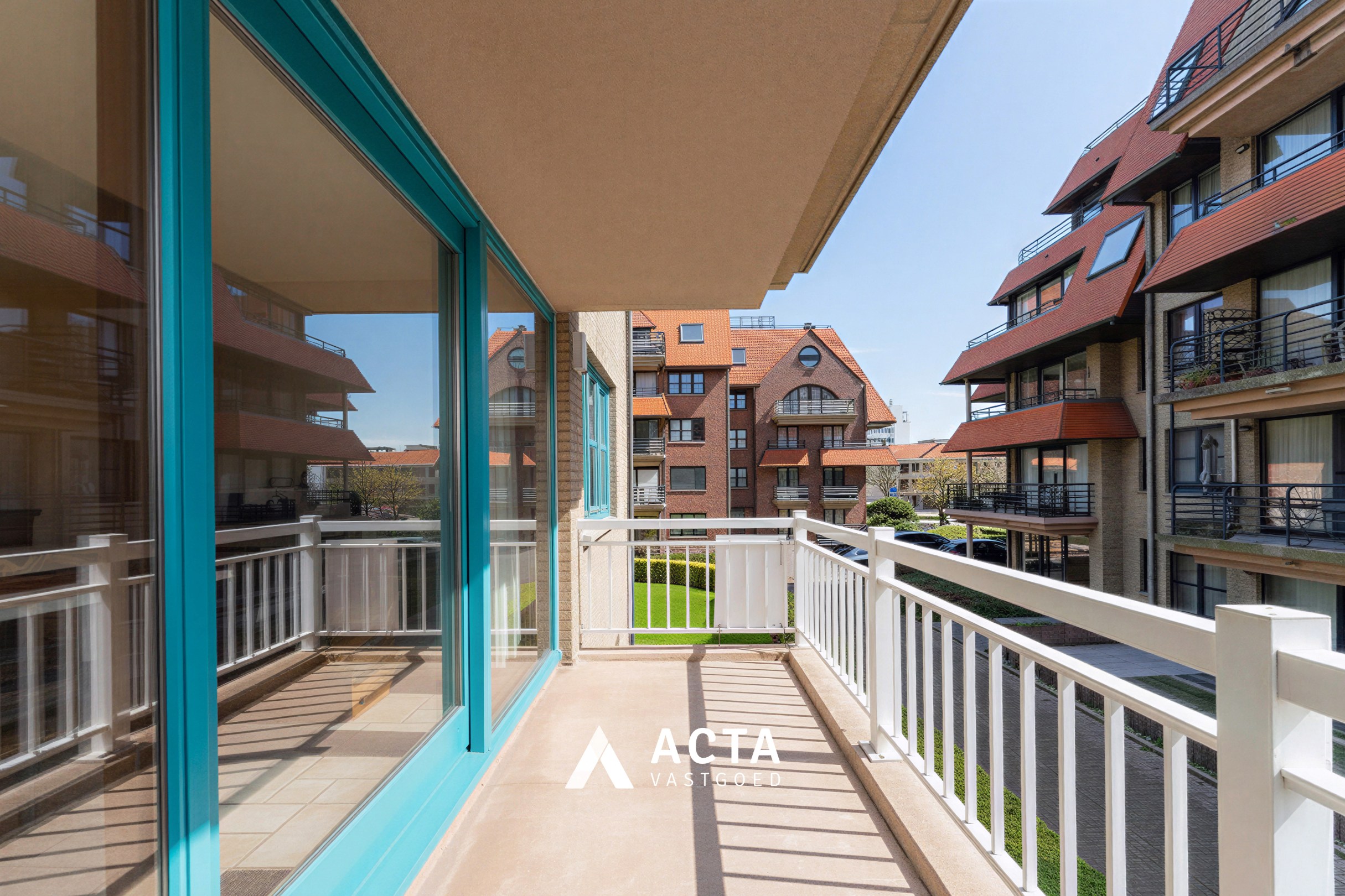 Ruim hoekappartement met twee slaapkamers in Mariakerke 